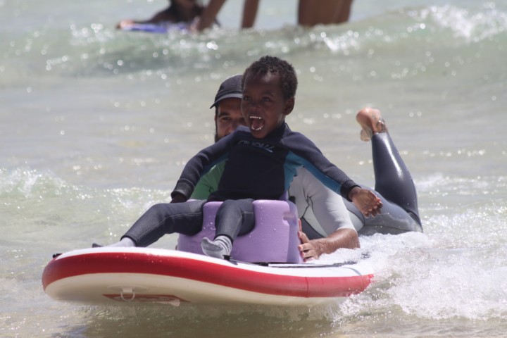 niños y surfeo